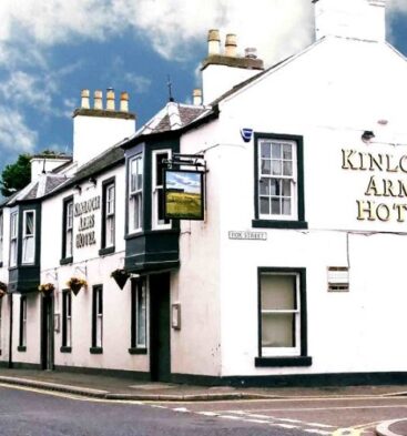 Exterior view of The Kinloch Arms in Carnoustie